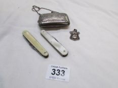 A silver plated purse, silver watch fob and 2 penknives