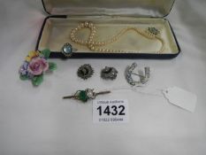 A mixed lot of jewellery including spider brooch