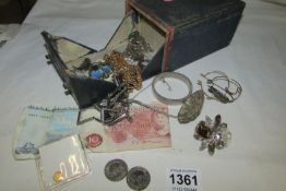 A mixed lot of jewellery etc