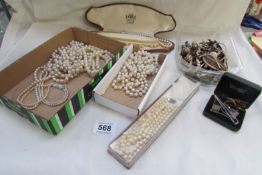 A mixed lot of jewellery including pearls