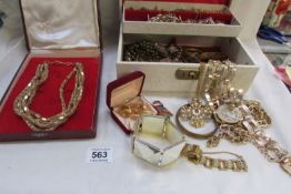 A mixed lot of yellow metal jewellery