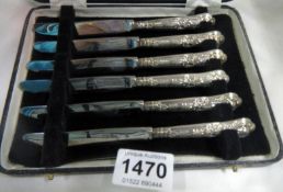 A cased set of 6 silver handled cake knives, Sheffield 1961/62