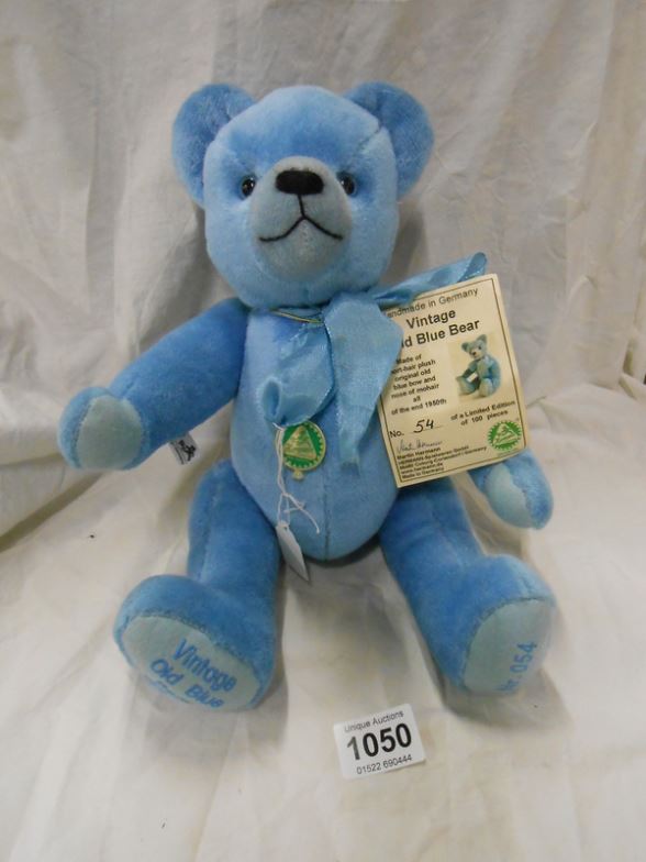 A Hermann 'Vintage Old Blue Bear' 54/100