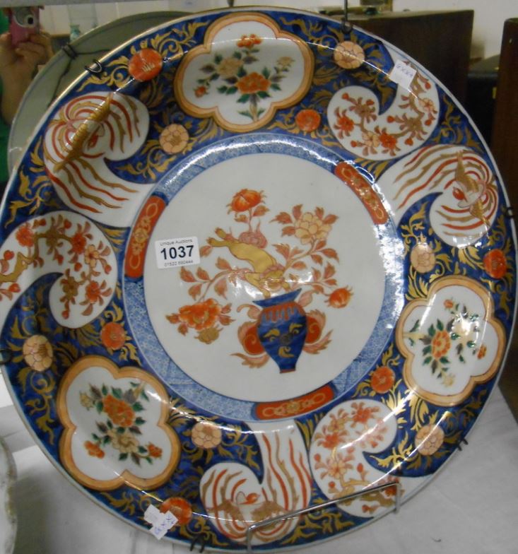 A fine large Japanese Imari charger, Late 18C, (18.5" diameter)