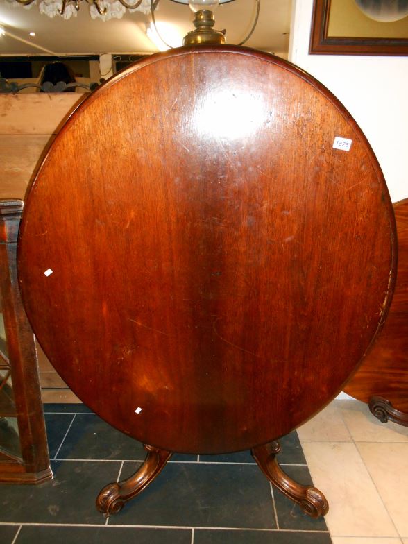 A Victorian oval mahogany loo table