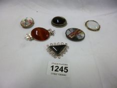 6 good quality brooches
