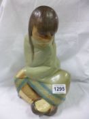 A Lladro Eskimo girl, issued 1970-1990, Sculptur: Juan Huerta,11.75"