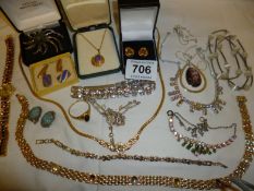 Approximately 16 items of costume jewellery