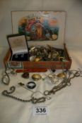 A mixed lot of jewellery including rings, brooches, earrings etc