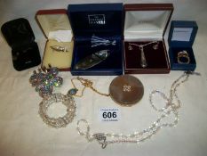 A quantity of costume jewellery