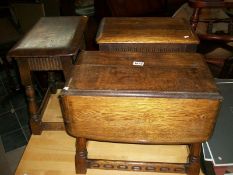 A small oak drop side table and 2 oak stools