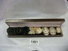 5 unmounted shell cameo's, 3 black items and a mother of pearl item