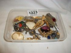 A mixed lot of brooches etc