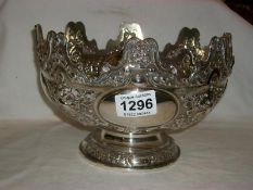 An 1895 silver fruit bowl by Holland, Aldwinckle & Slater, London, 28.9oz