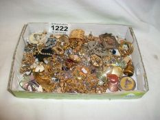 A mixed lot of costume jewellery