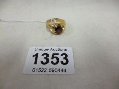 A 9ct gold ring set red stone (size Q)