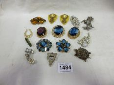 A mixed lot of jewellery including brooches etc