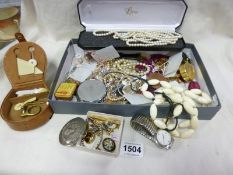 A mixed lot of costume jewellery