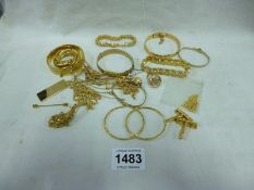 A mixed lot of jewellery