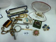 A mixed lot of vintage costume jewellery