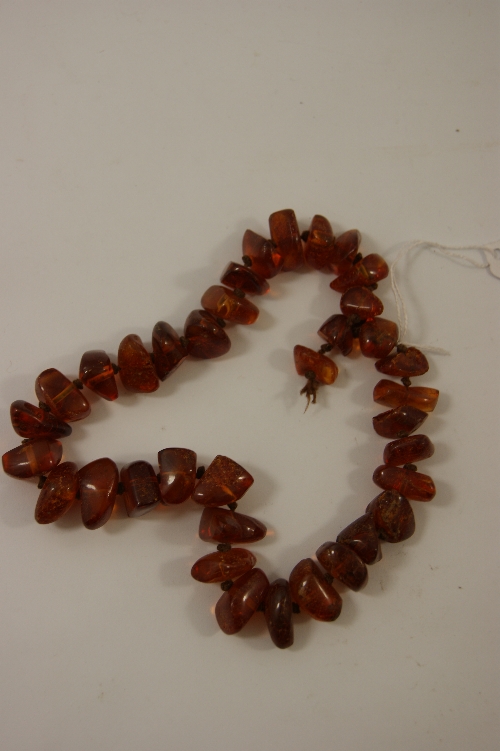 A 20th C Baltic clear amber necklace 42cm long, largest piece 2.2cm x 1.3cm