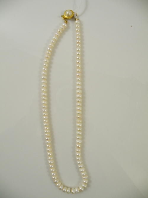 A ladies pearl necklace. 40cm long.