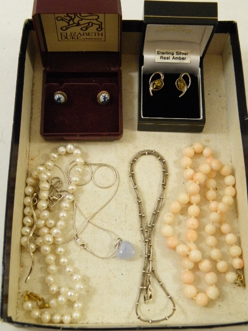 Mixed lot of costume jewellery to include coral bead and cultured pearl necklaces