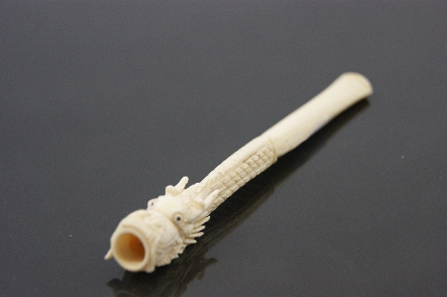 Late 19th / early 20th Century Oriental carved ivory cigarette holder, the holder carved as a