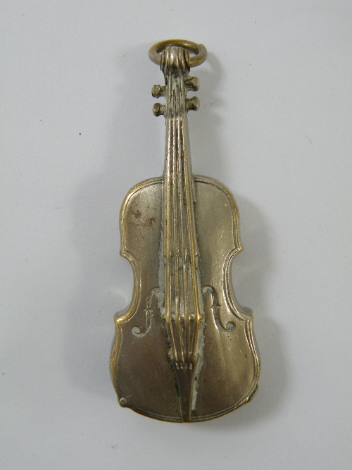 A novelty silver plated vesta case in the form of a cello, 6.5cm