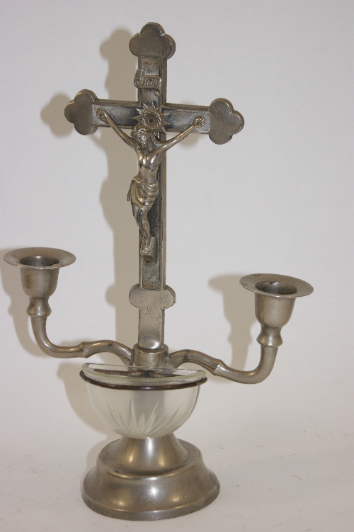 Early 20th C pewter religious item comprising figure of Jesus on crucifix, flanked by a candle to