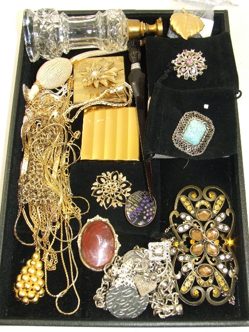 A mixed lot of good quality ladies costume jewellery to include: Ladies agate brooch, various
