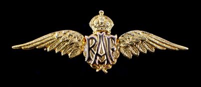 Royal Air Force wings brooch, with King’s crown, all in relief, stamped 9ct gold, maker’s mark “C H”