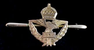 Royal Air Force officer’s cap badge bar brooch, with engraved detail, stamped 9ct gold. VGC Plate 6
