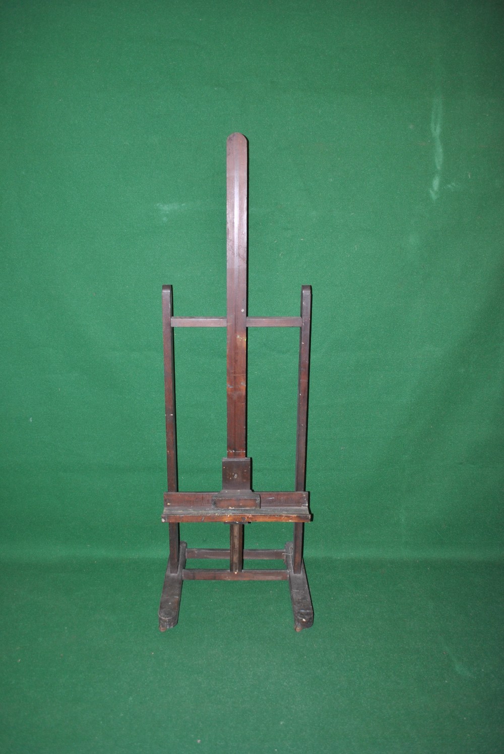 An exhibition artist`s easel with adjustable height