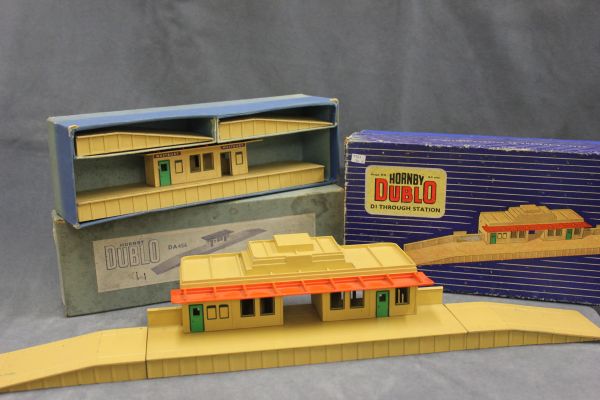 Boxed Hornby Dublo DA456 D1 Island Platform and a Boxed Hornby Dublo D1 Through Station