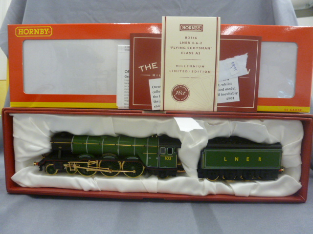 Boxed Hornby LNER 462 Flying Scotsman Millenium Ltd Edn 18ct Gold Plated Locomotive & Tender (