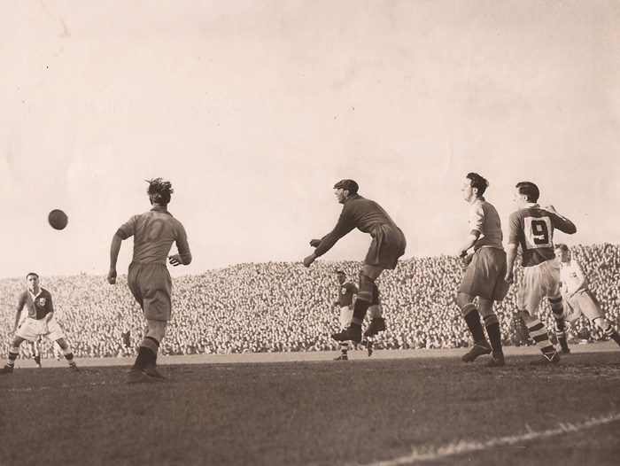 Soccer 1940s-50s: Large collection of Irish international and league press photographsA large