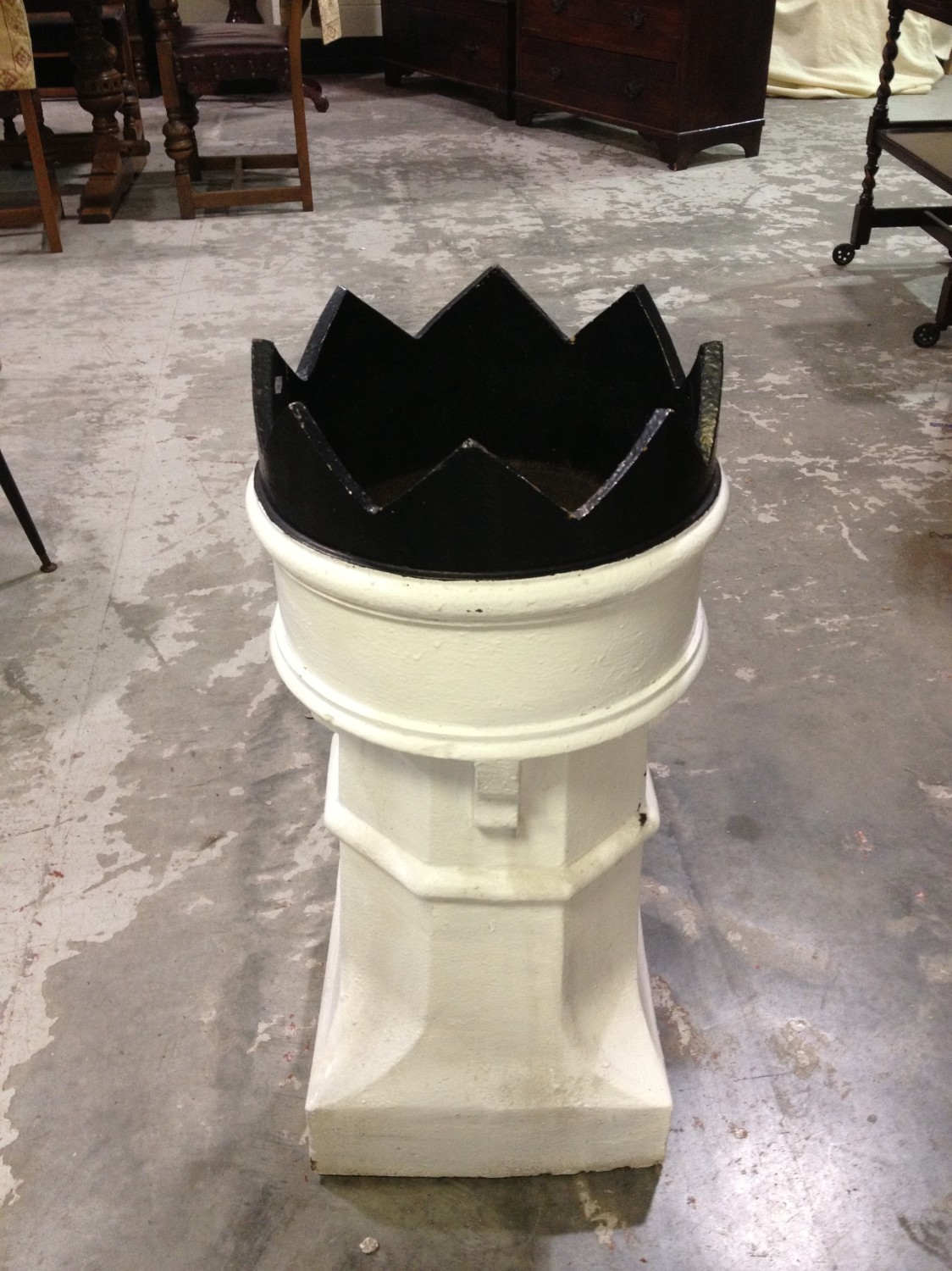 Painted crown top chimney pot