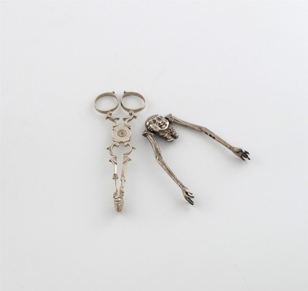 A pair of Victorian silver novelty sugar tongs, by Francis Higgins, London 1885, modelled as the