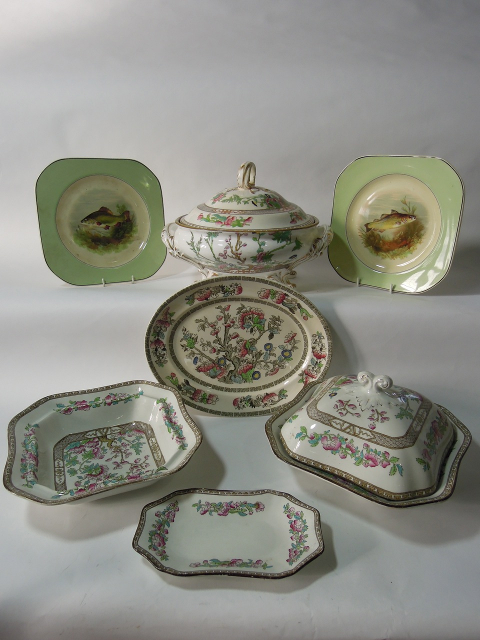 A quantity of Bridgwood & Johnson Brothers "Indian Tree" dinner wares including six platters, two