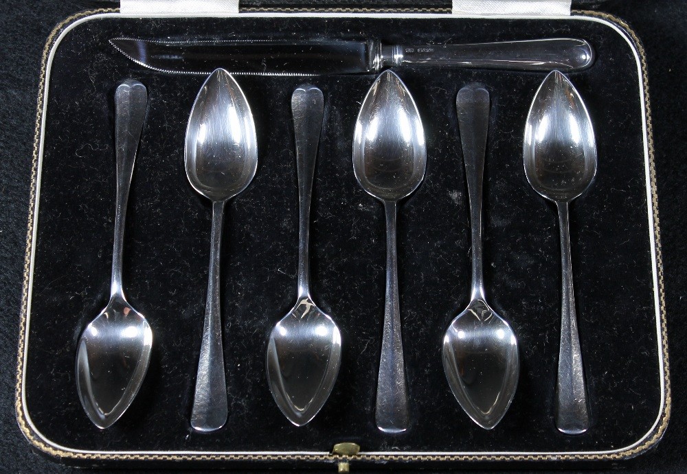 Set of six silver grapefruit spoons with knife, cased.