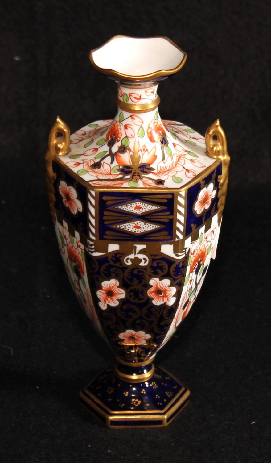 Royal Crown Derby Imari pattern urn vase, 18cm high.