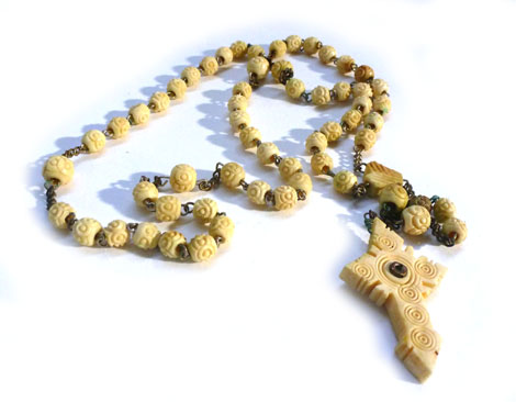 A First World War period bone rosary Stanhope viewer depicting the bomb damaged town of Albert in