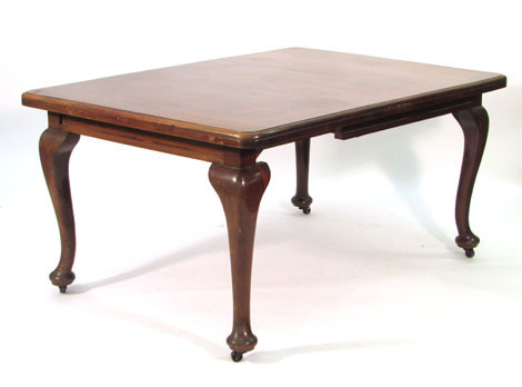 A mahogany Queen Anne-style extending dining table on cabriole legs, l. 147 cm with fitted leaf