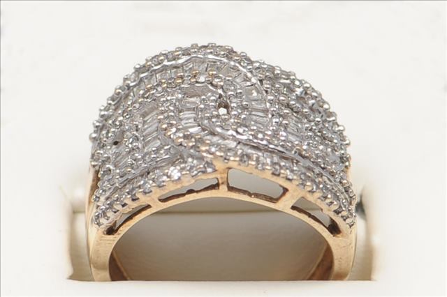 A FANCY 9CT GOLD GRADUATED DIAMOND RING, intertwined design, consisting of baguette and eight cut