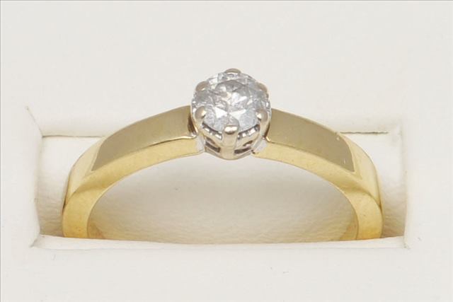 A SINGLE STONE DIAMOND RING, set in 18ct white and yellow gold, brilliant cut stone