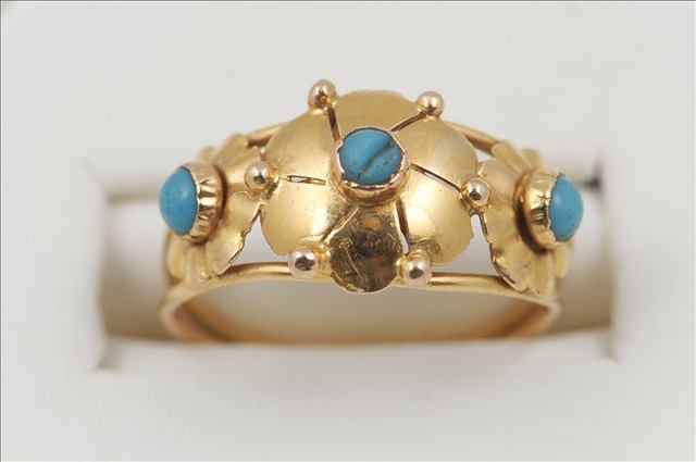 A YELLOW GOLD RING, graduated mount with three small cabochon turquoises, tubular set split