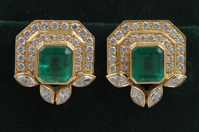 A PAIR OF EMERALD AND DIAMOND RARE AND BEAUTIFUL CLIP EARRINGS, set in 18ct yellow gold with two