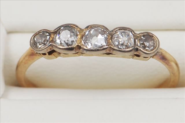 A FIVE STONE DIAMOND RING, graduated old cut stones, white tubular setting, yellow shank, 0.20cts (