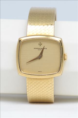 AN 18CT YELLOW GOLD LADY`S FINE QUALITY "VACHERON CONSTANTINE GENEVE" BRACELET WATCH, cushion shaped